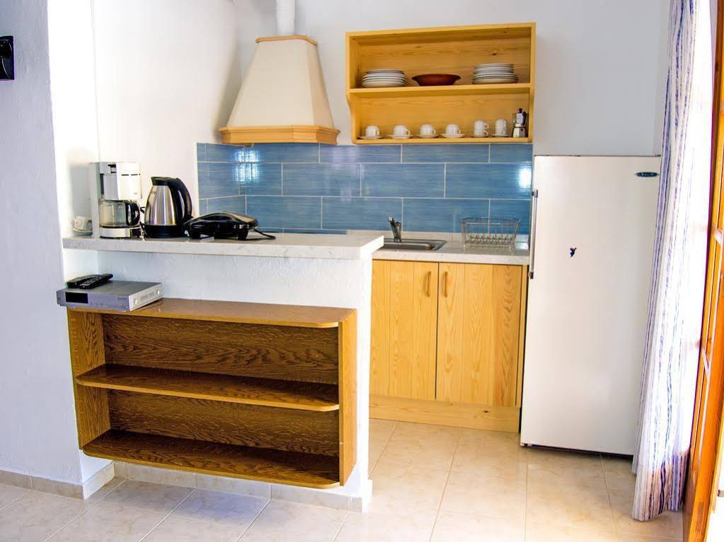 Zorbas Studios & Apartments
