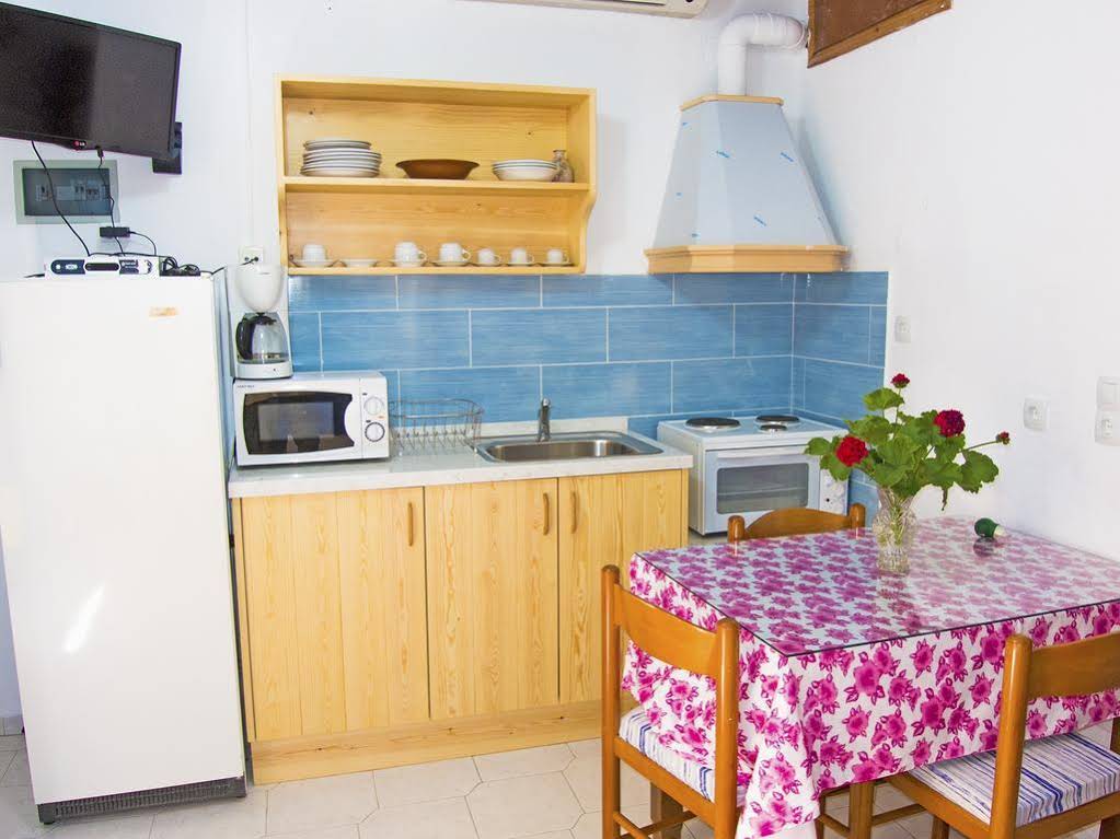 Zorbas Studios & Apartments