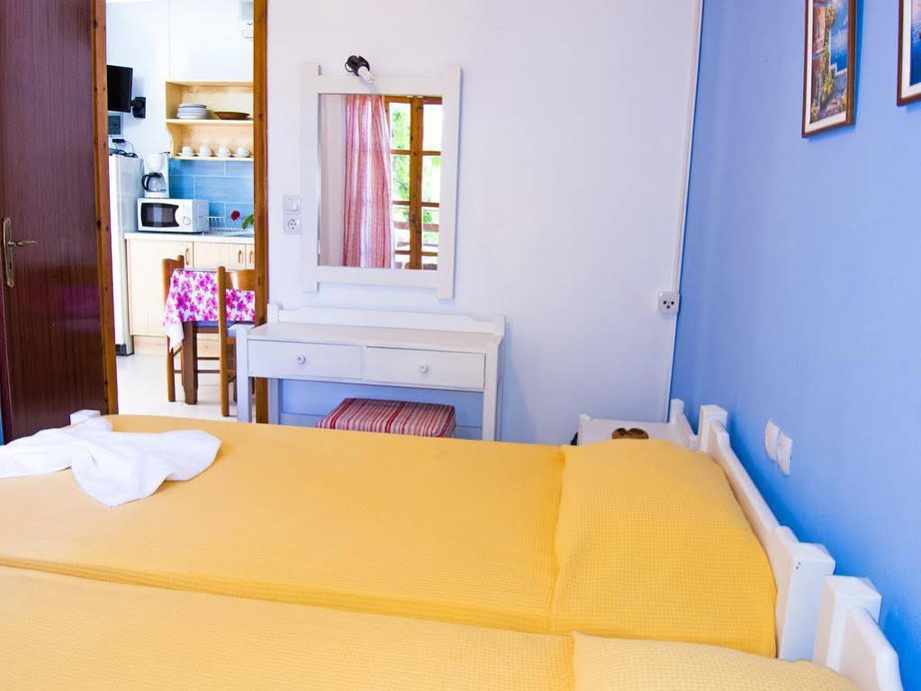 Zorbas Studios & Apartments