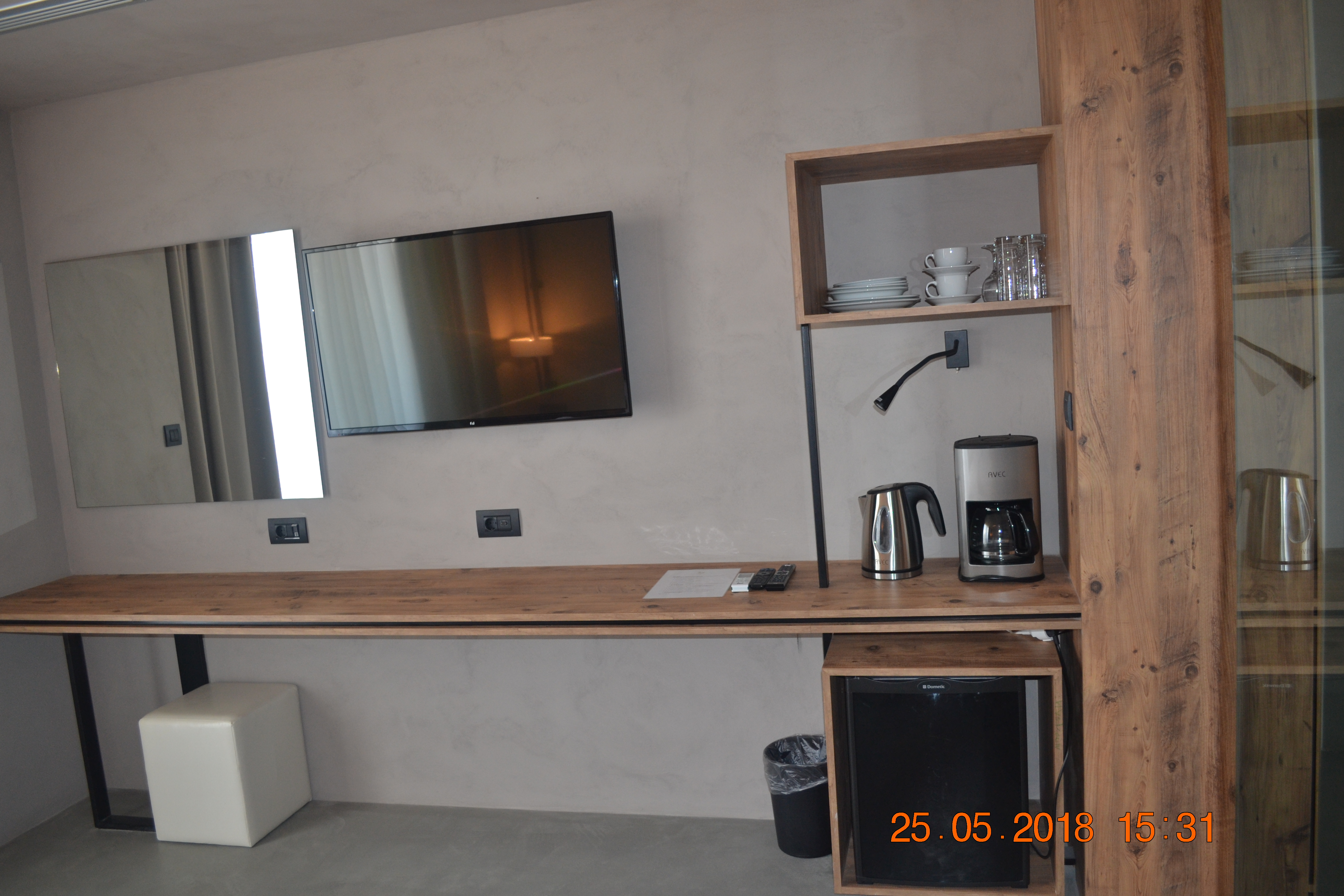 Icarus Hotel