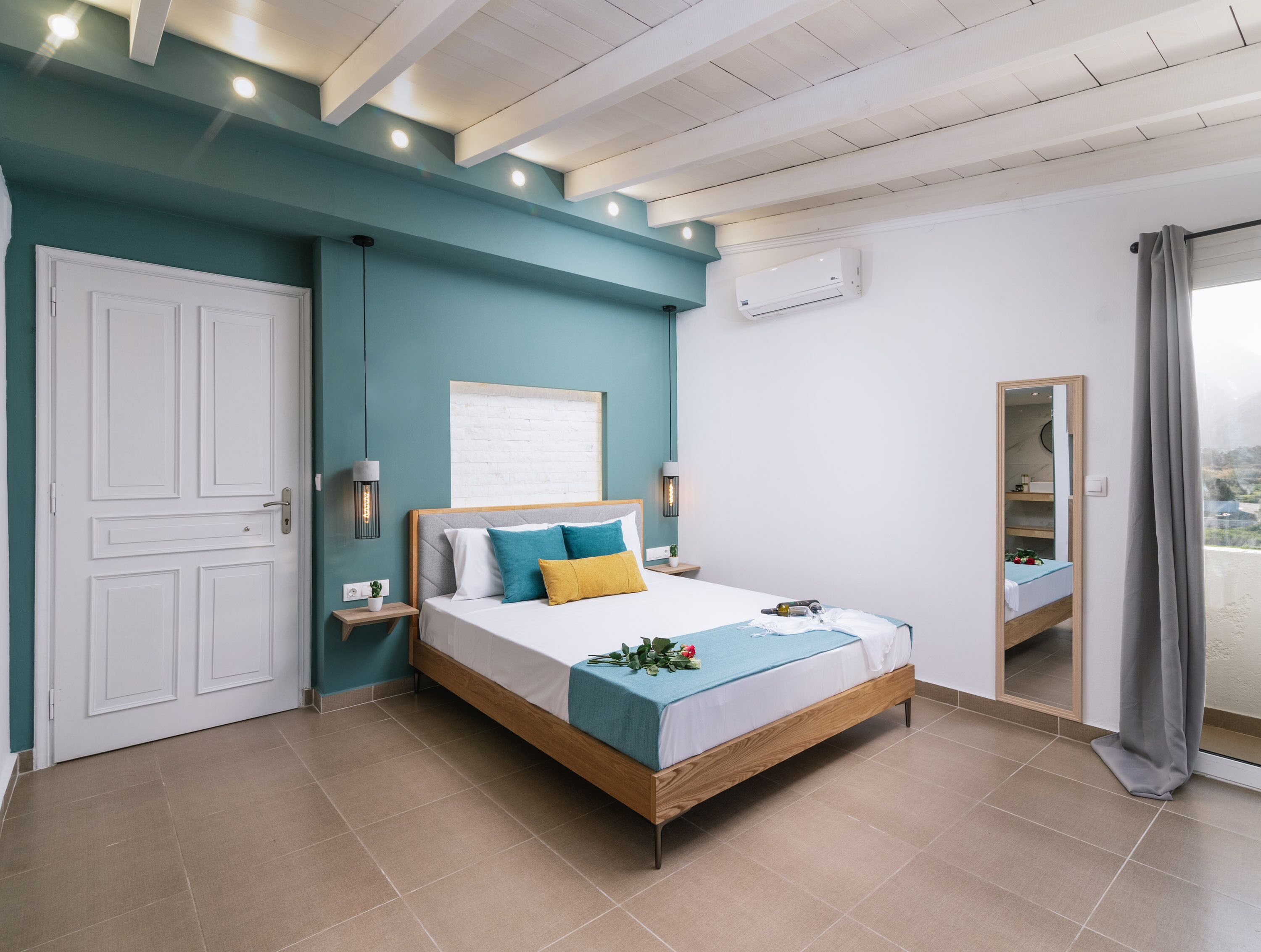 Ermis Luxury Suites & Apartments