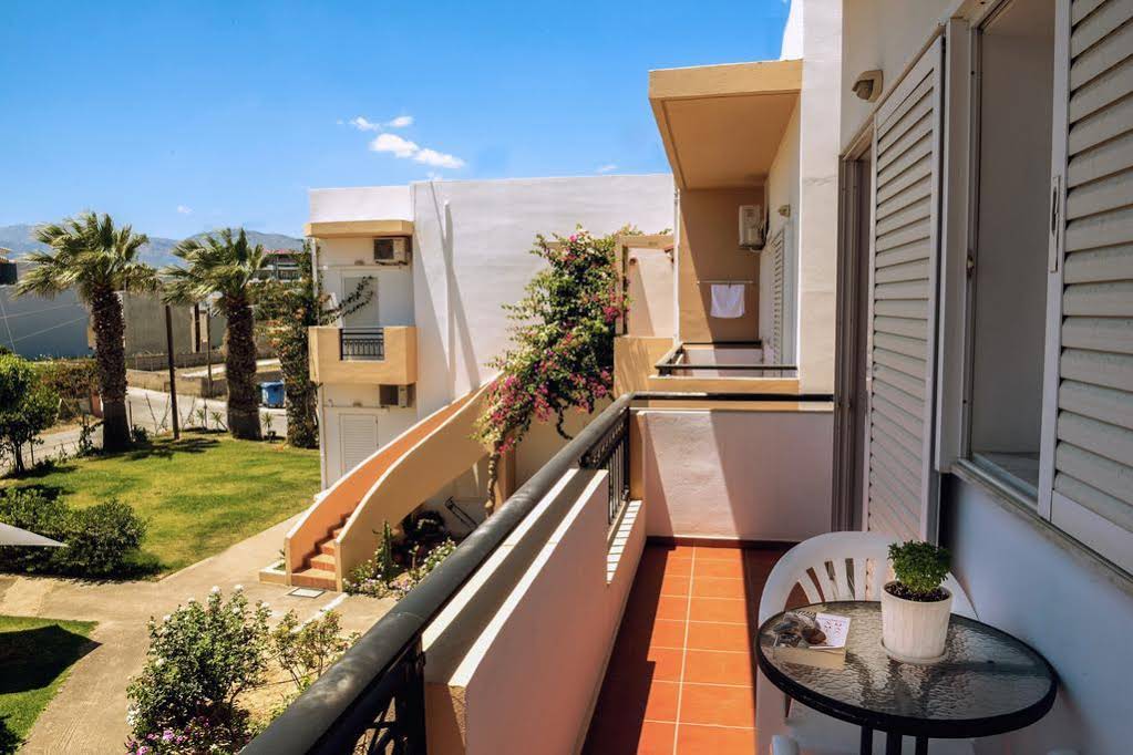 Yannis Apartments