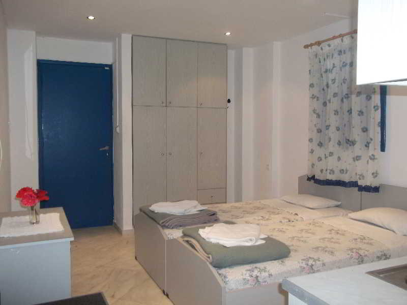 Mikes Beach Apartments & Studios
