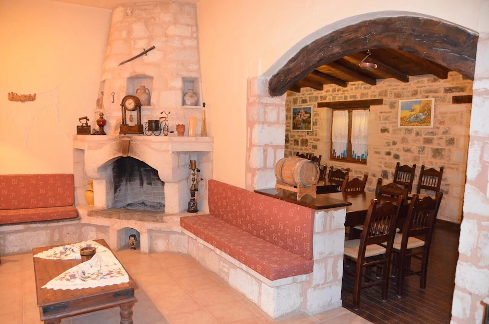 Hotel Ellinospito