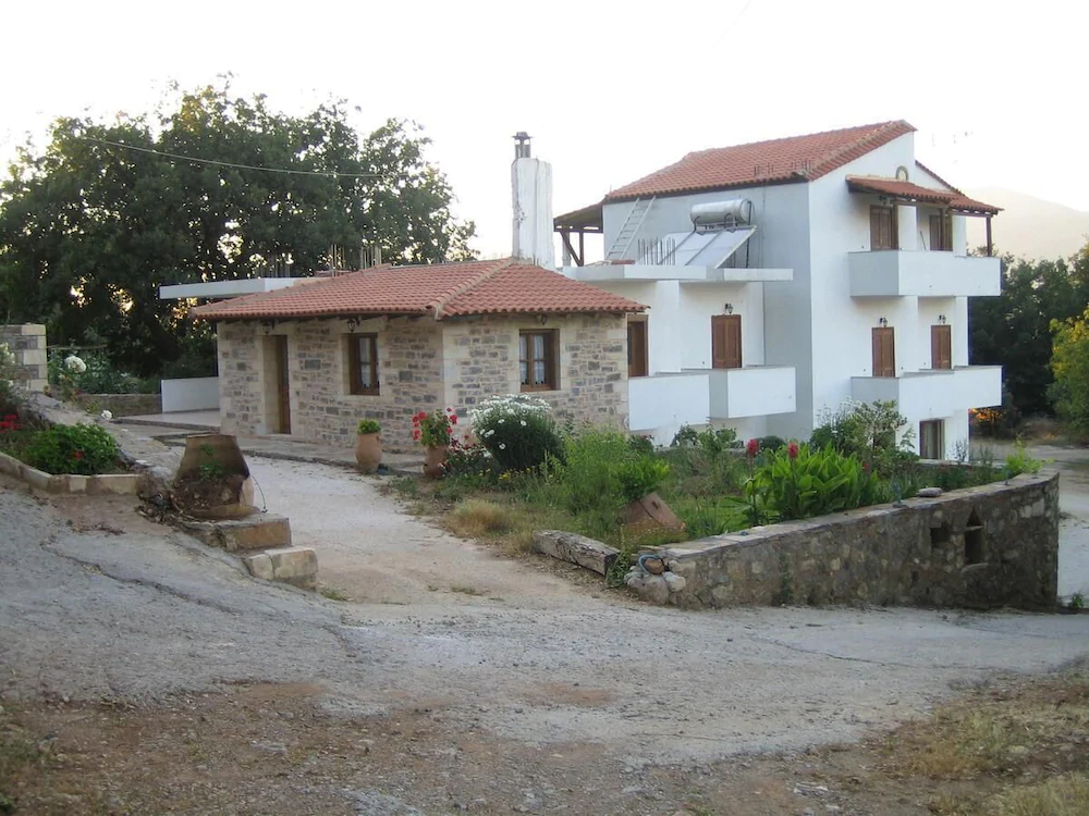 Hotel Ellinospito