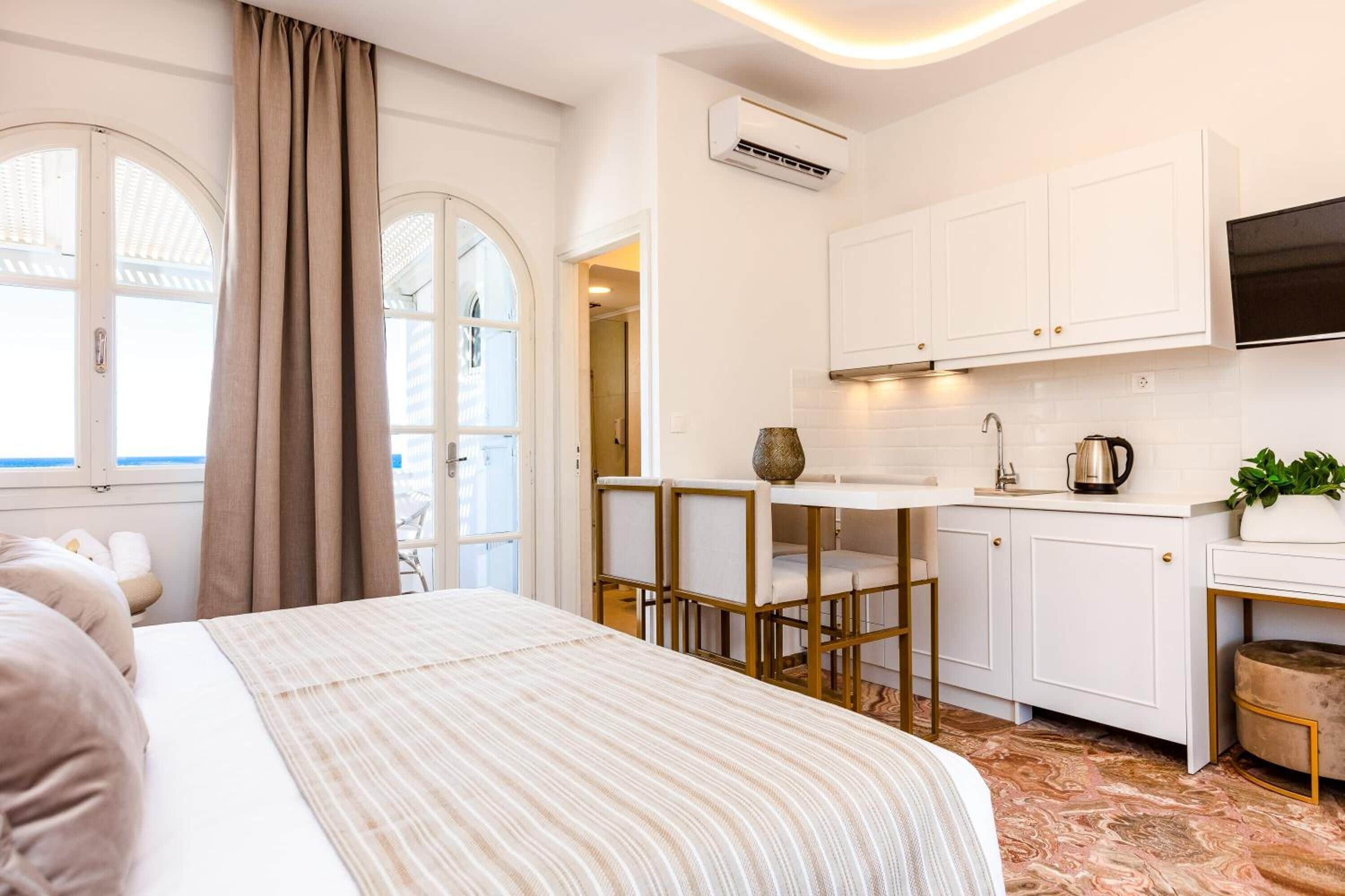 Pinelopi Beach Suites
