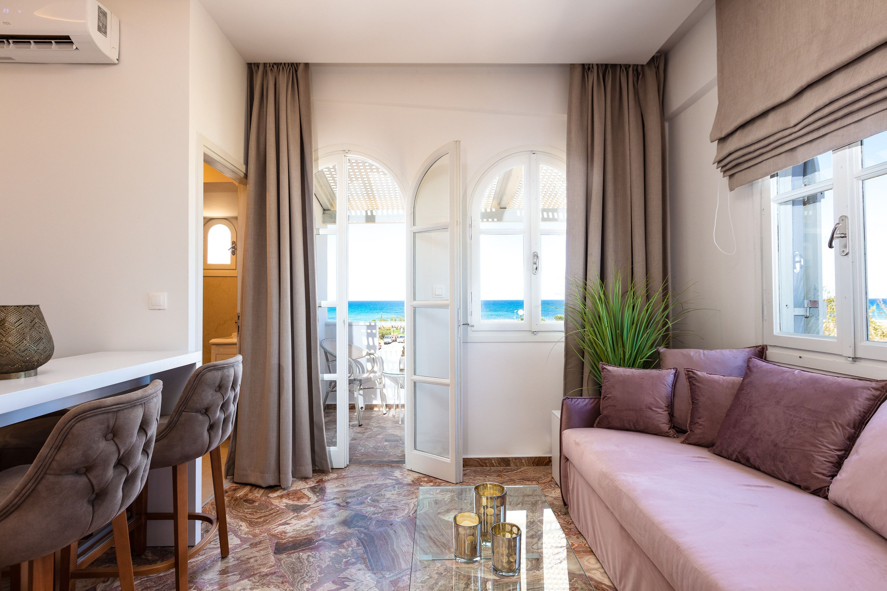 Pinelopi Beach Suites