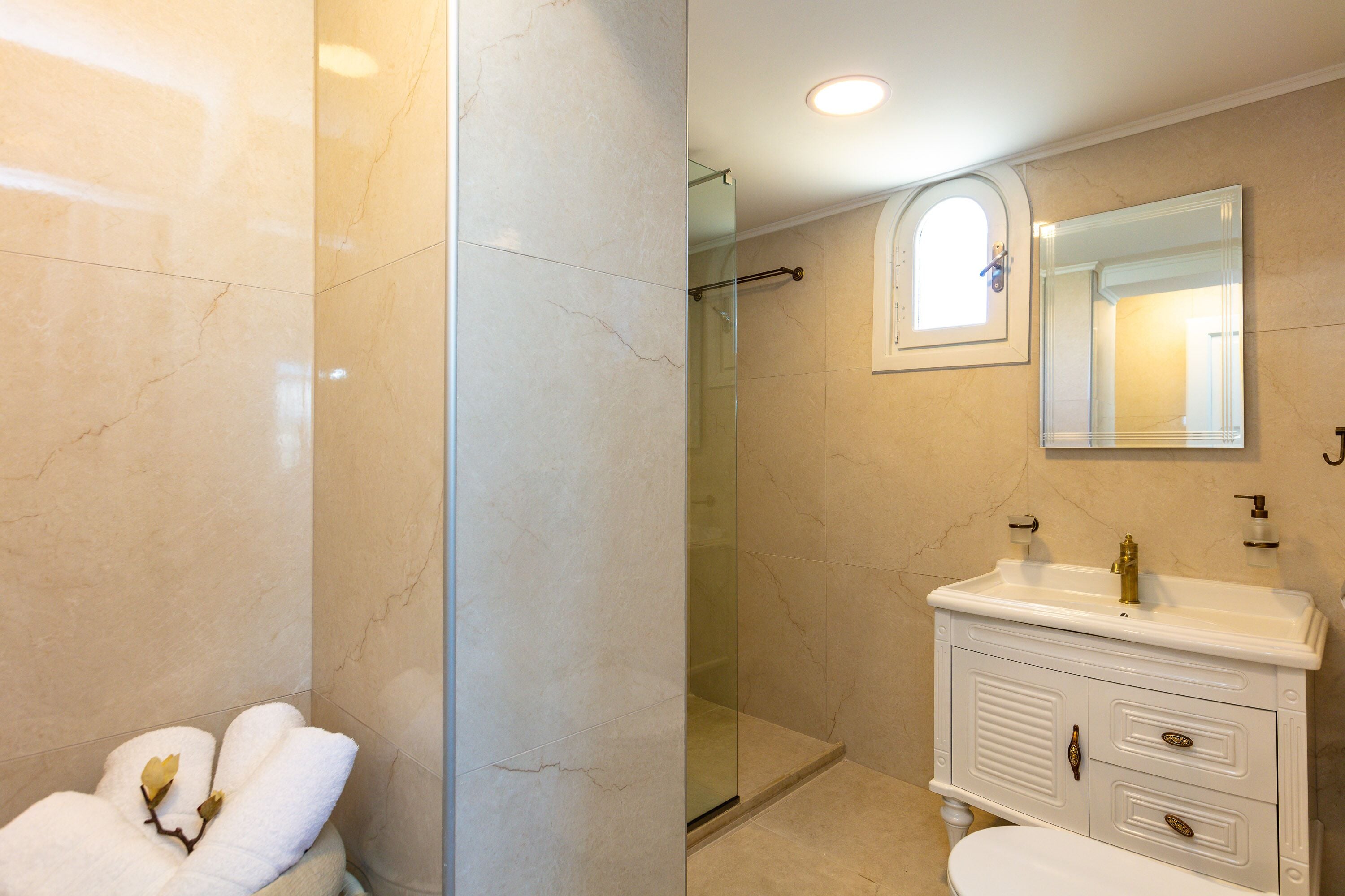 Pinelopi Beach Suites