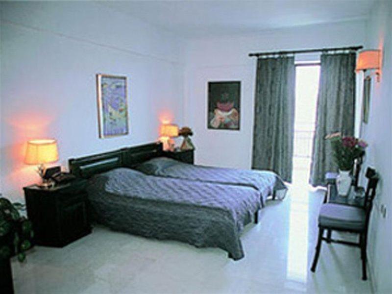 Enorme Epavli Boutique
