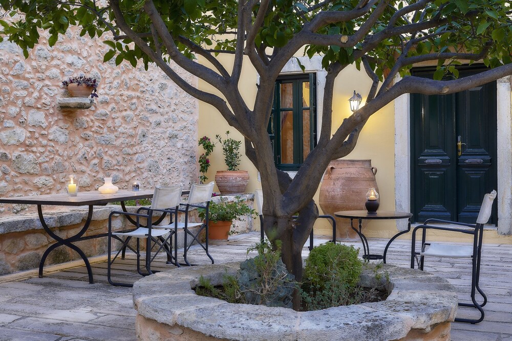 Castello Villa Daphnes