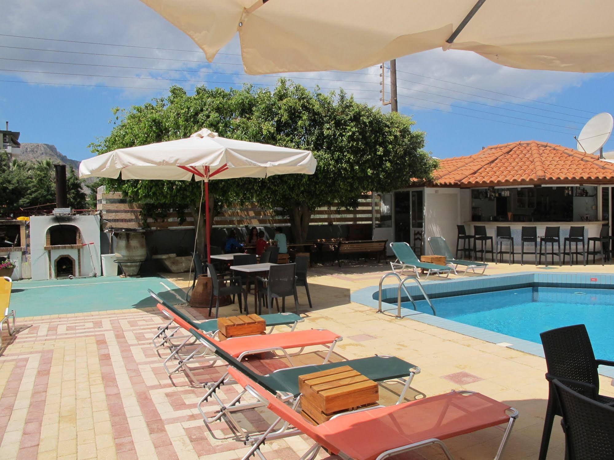 Albatross Studios and Apartments