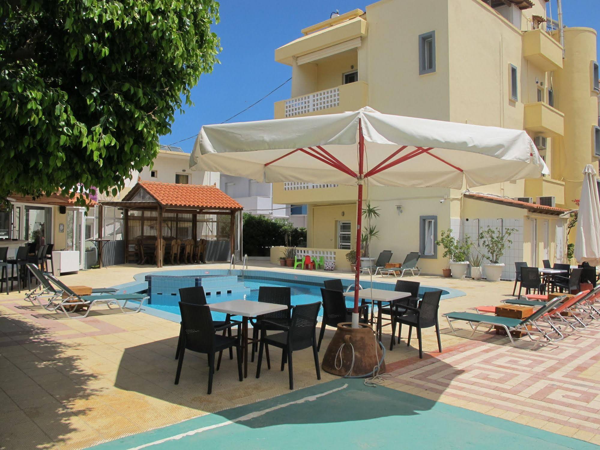 Albatross Studios and Apartments