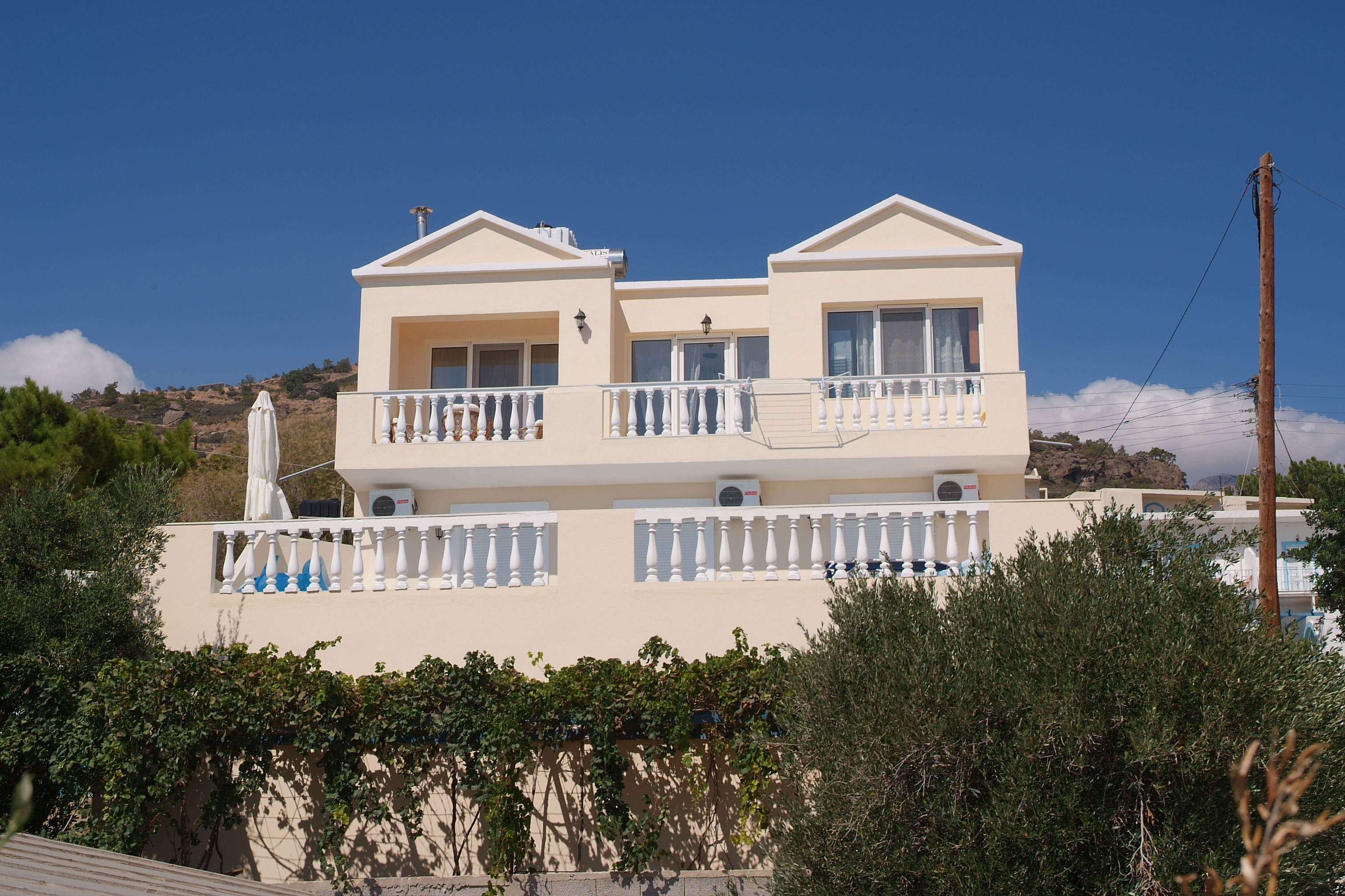 Achlia Apartments & Villas