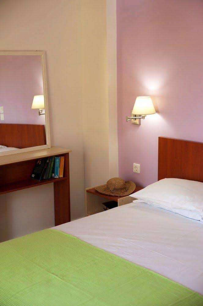 Nikolas Suites