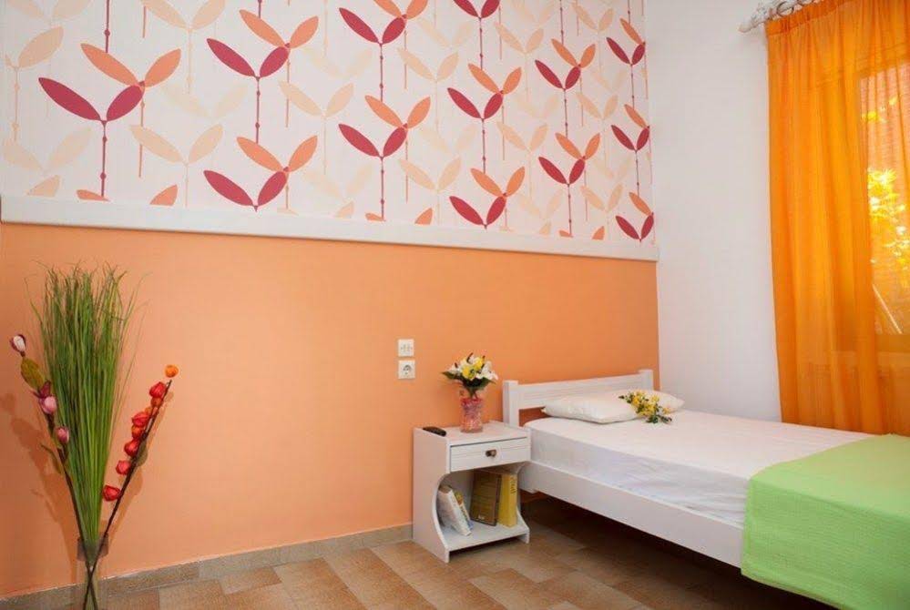 Nikolas Suites