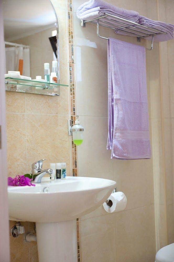 Nikolas Suites