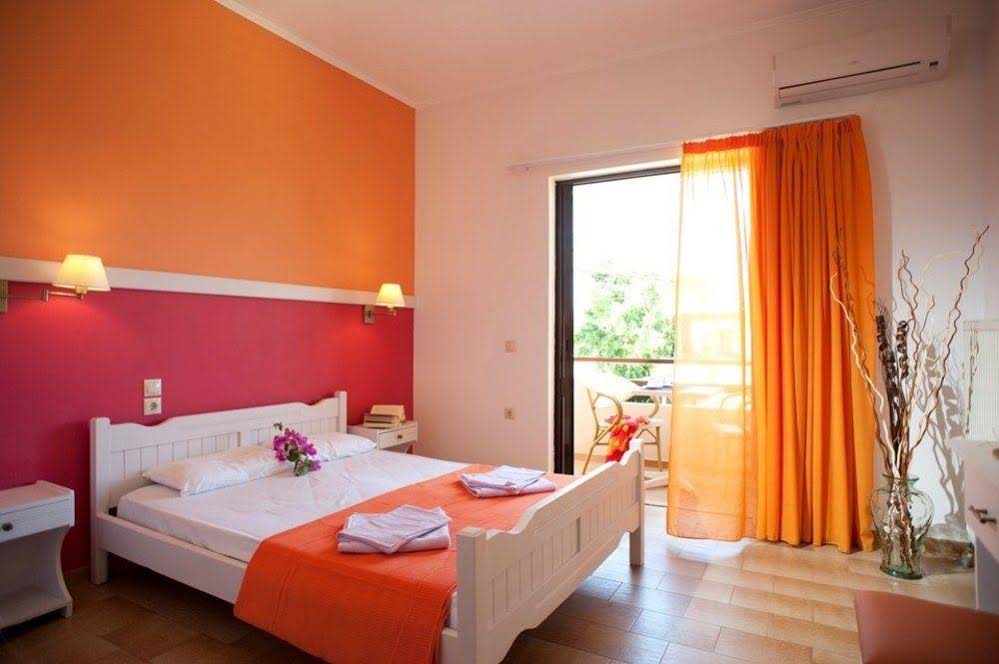 Nikolas Suites