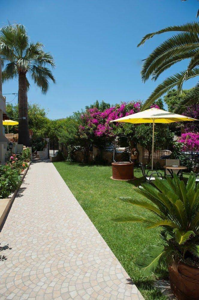 Nikolas Suites
