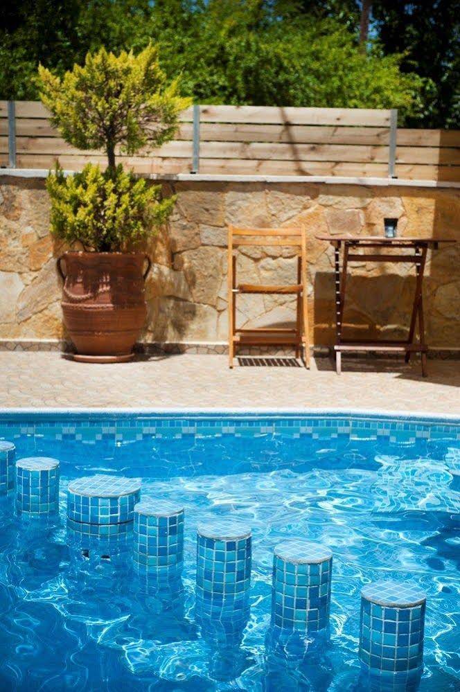 Nikolas Suites