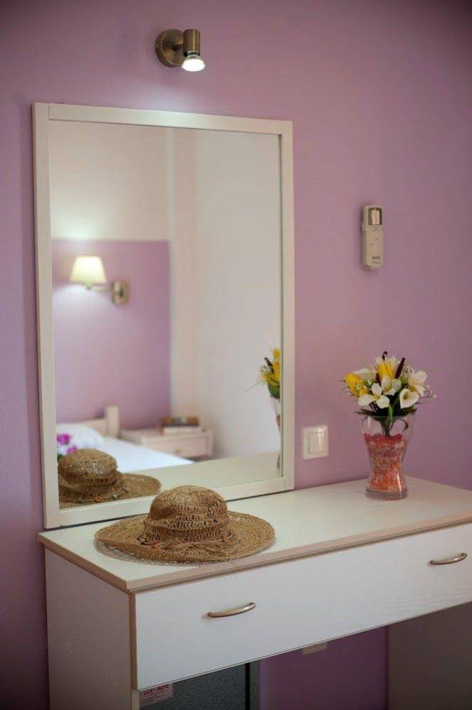 Nikolas Suites