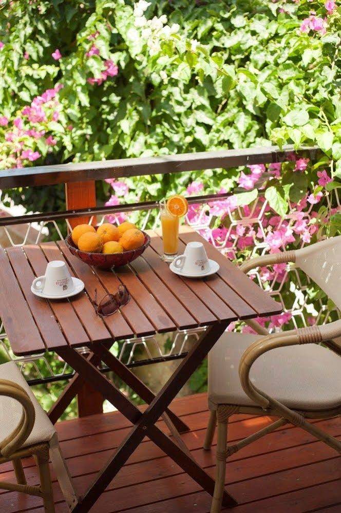 Nikolas Suites