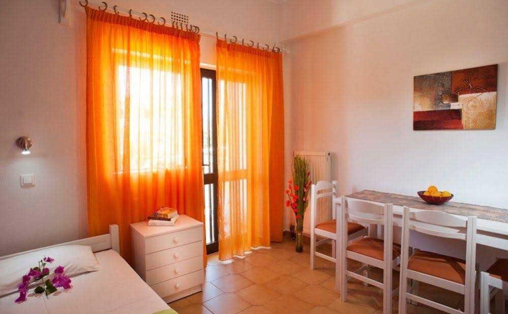 Nikolas Suites