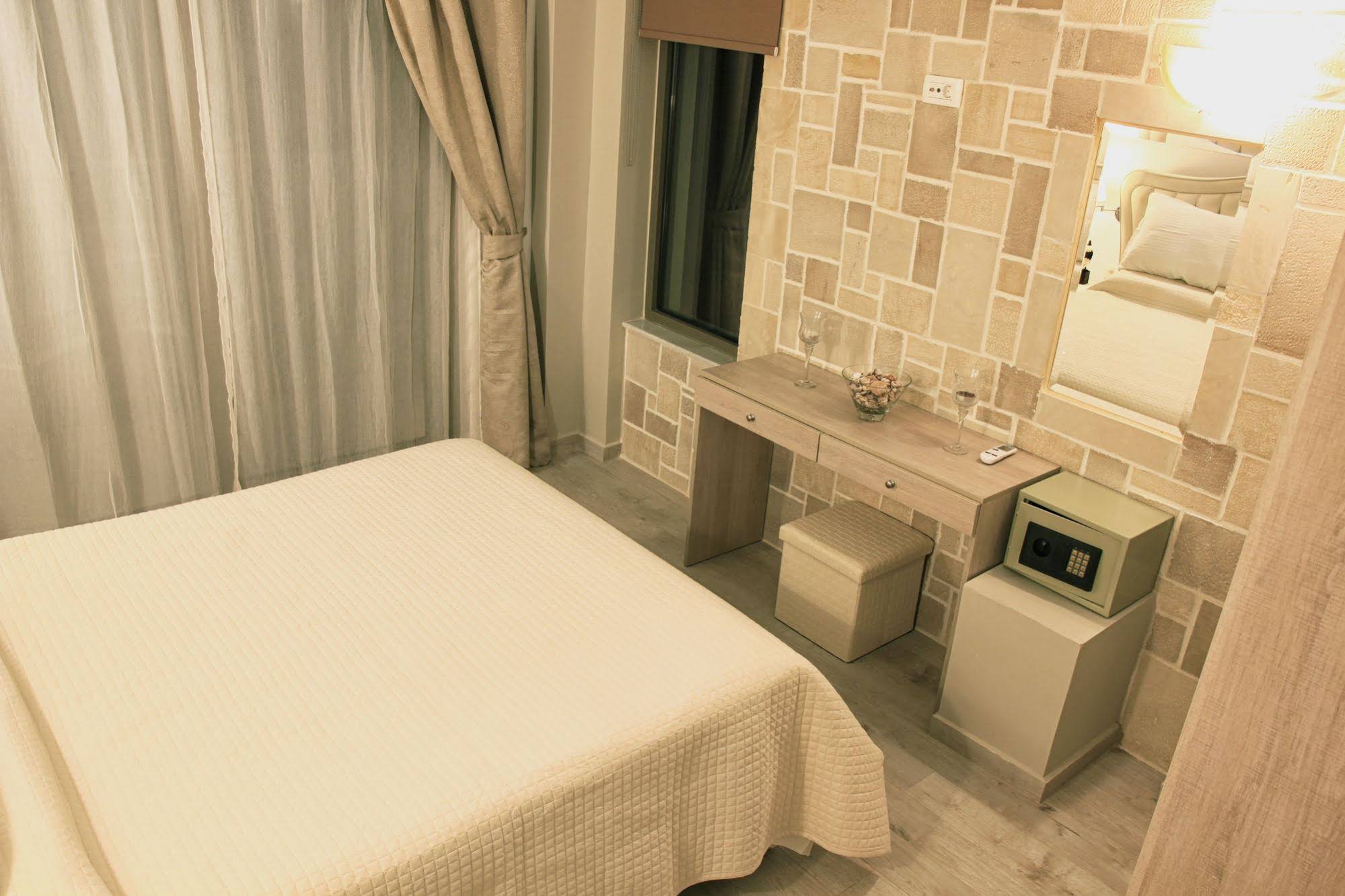 Alexandros Villa