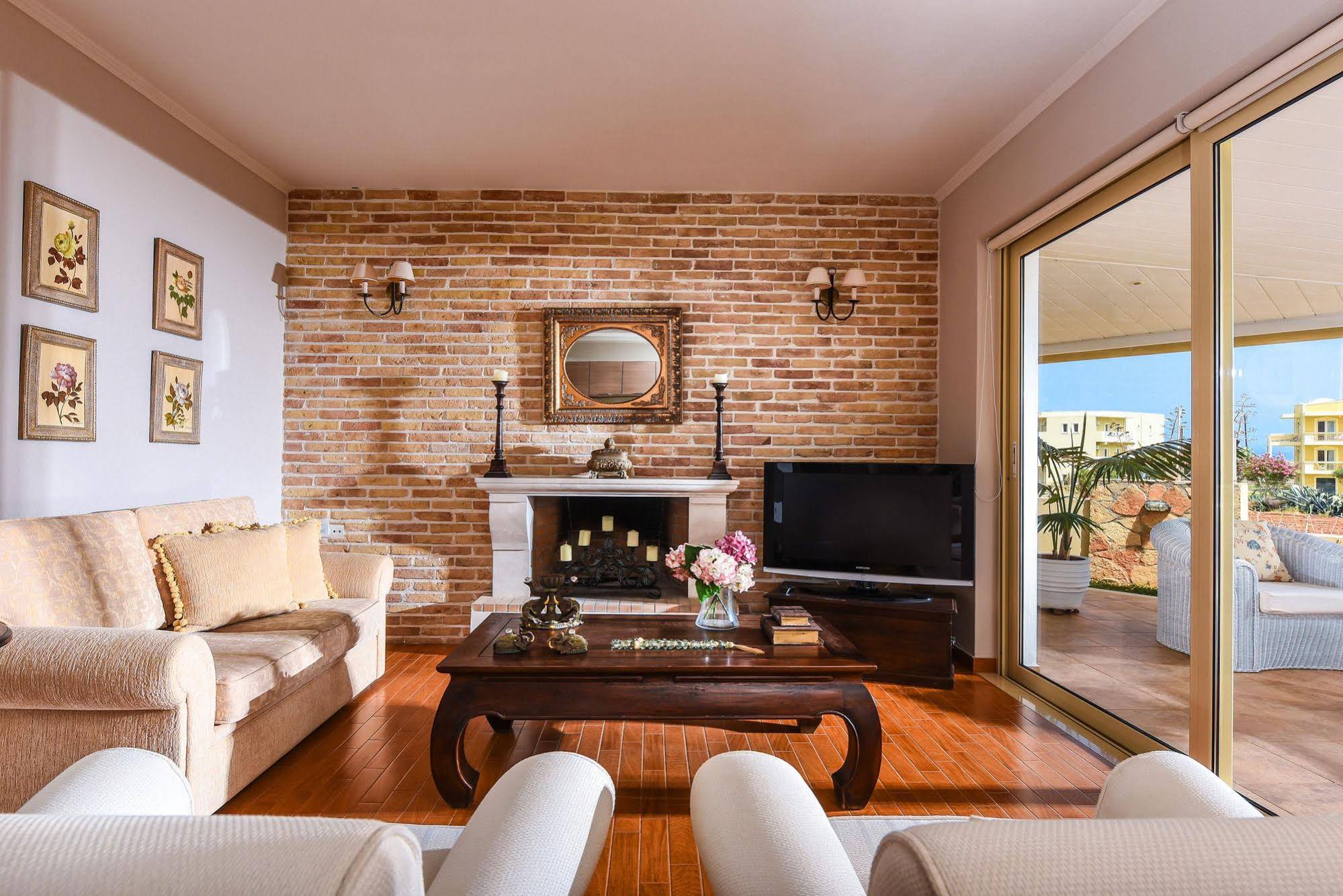 Ammos Apartments & Suites