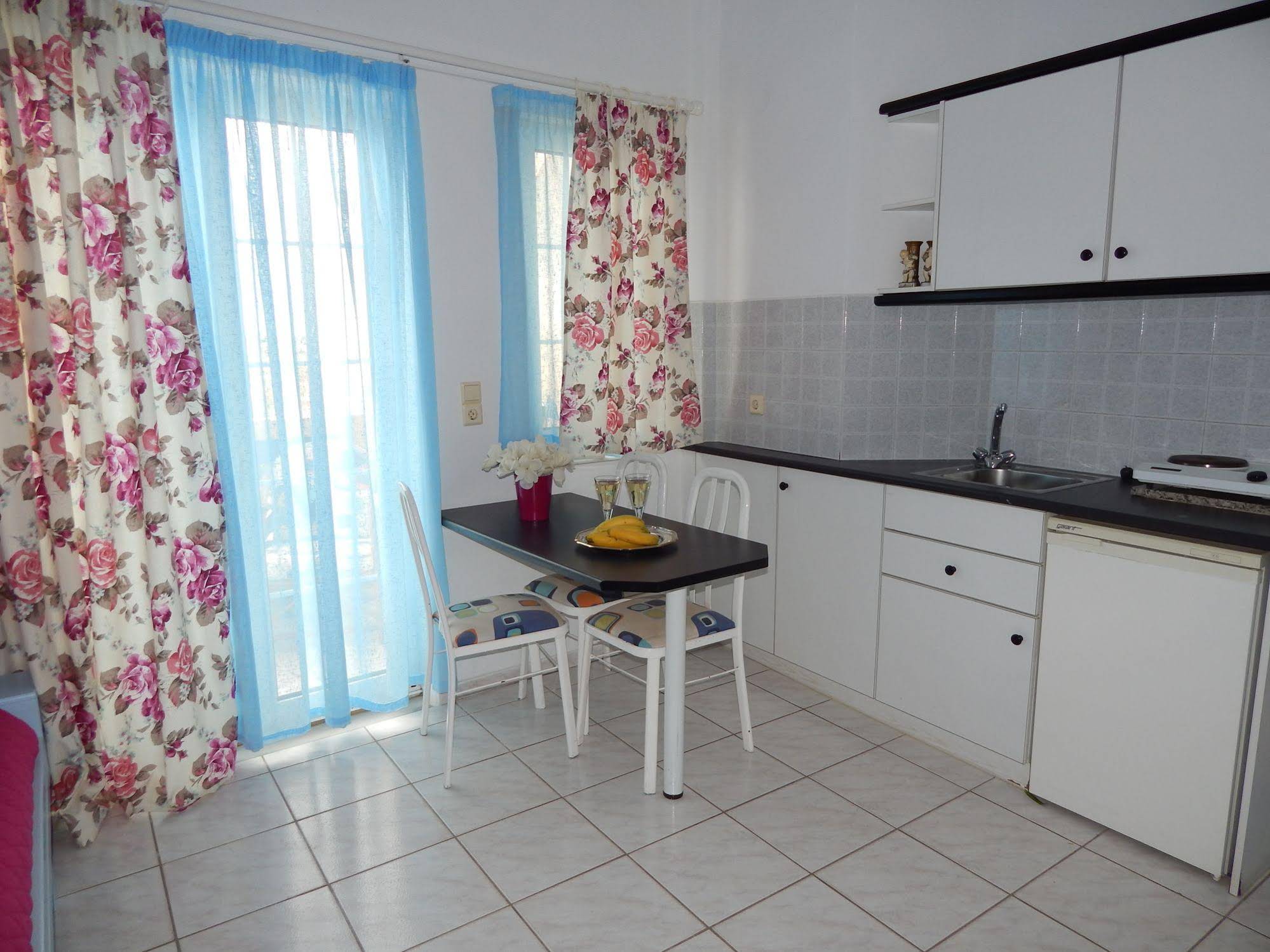 Malia Star Apartments & Taverna
