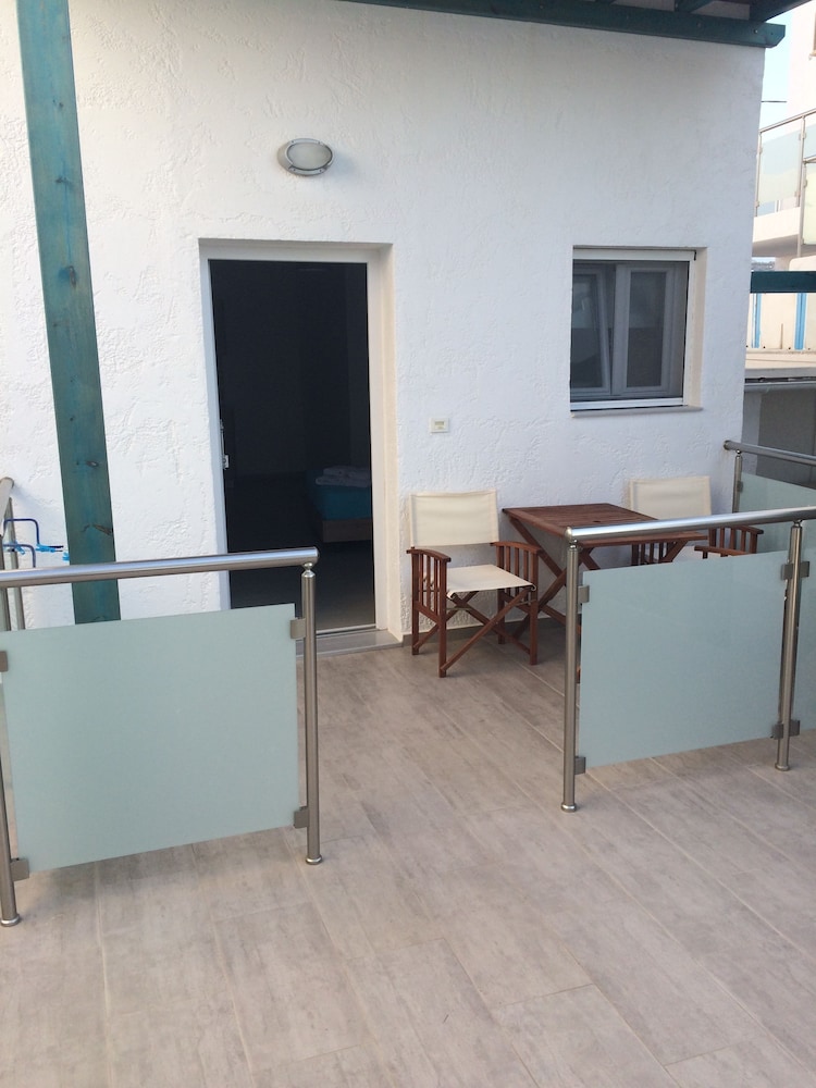 Socrates Apartments & Restaurant