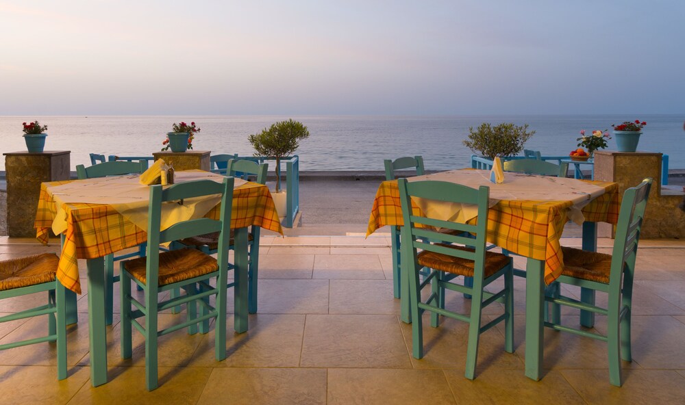 Socrates Apartments & Restaurant