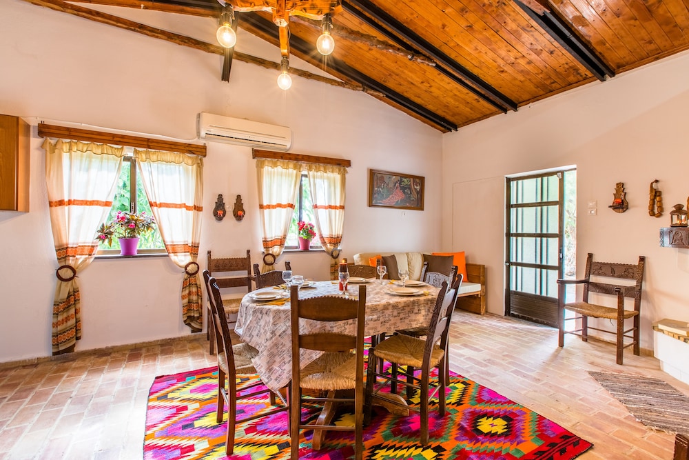 Aadonis Villa