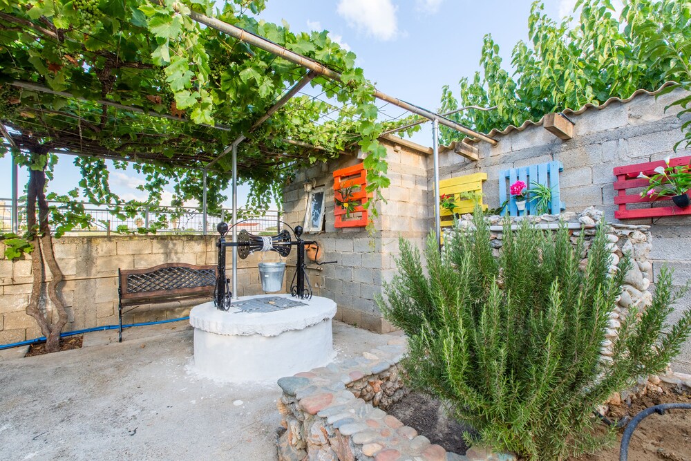 Aadonis Villa