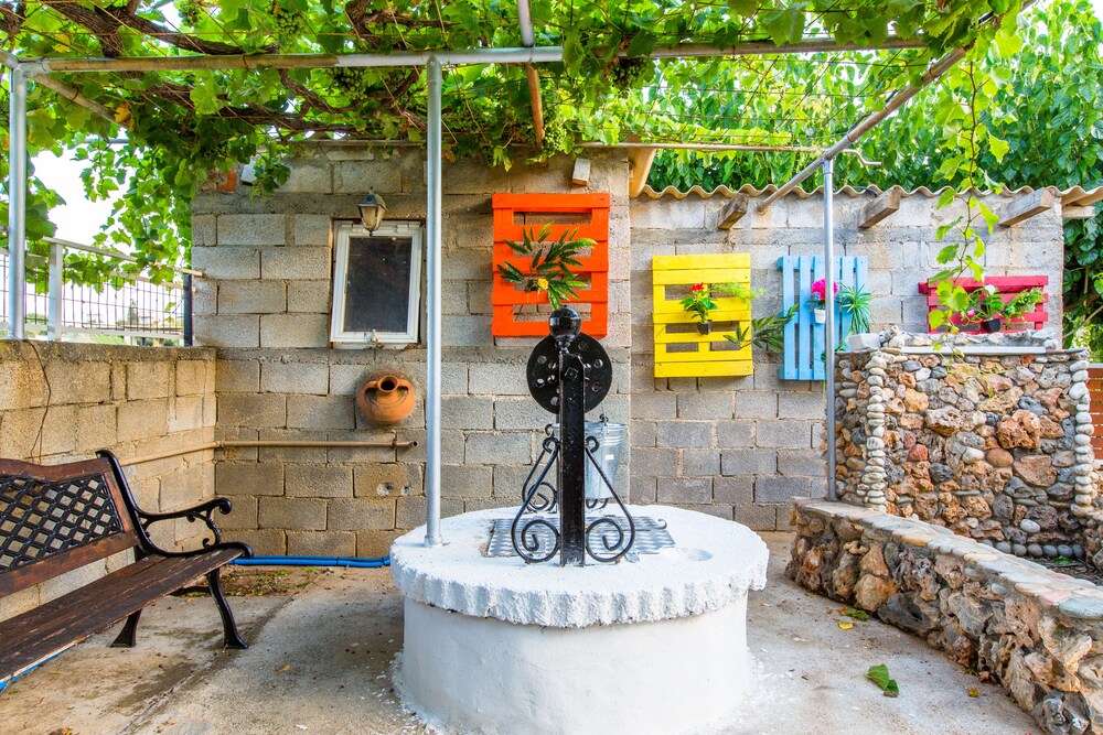 Aadonis Villa