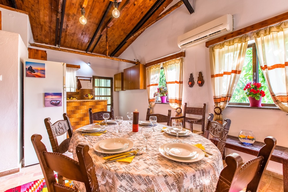 Aadonis Villa