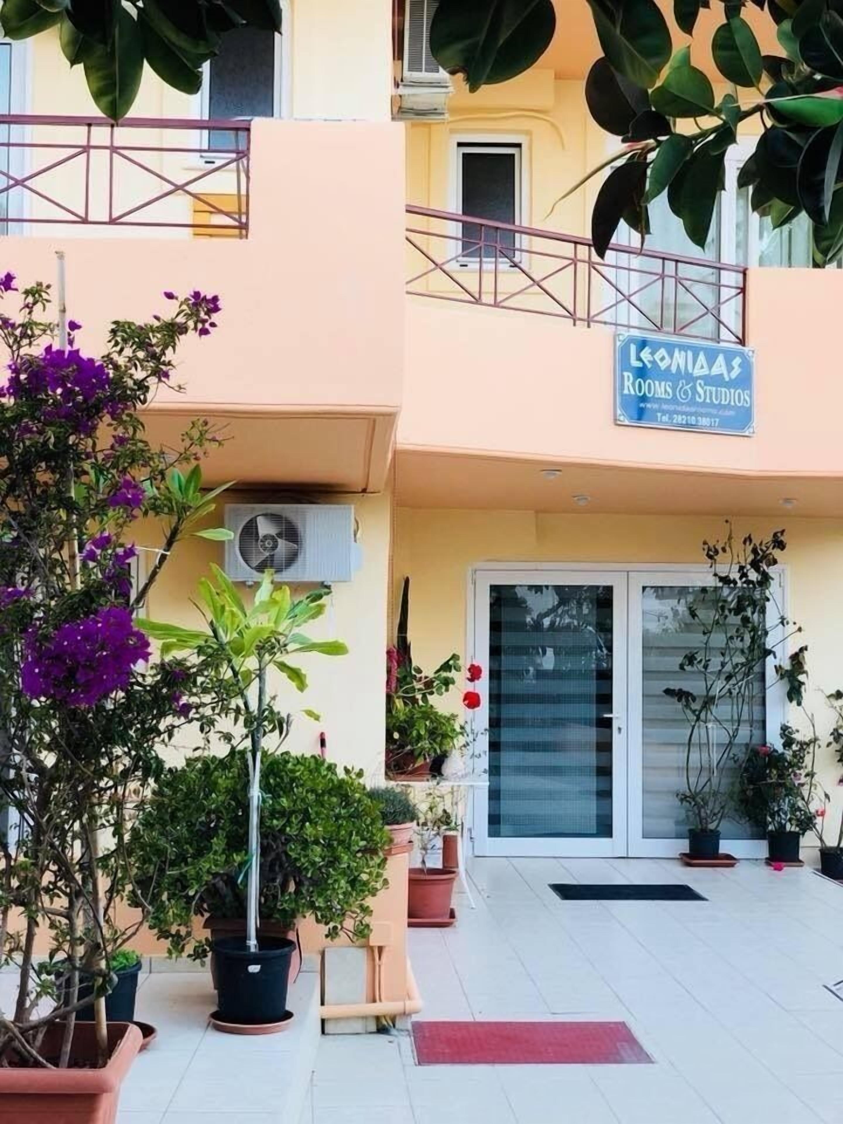 Leonidas Rooms & Studios
