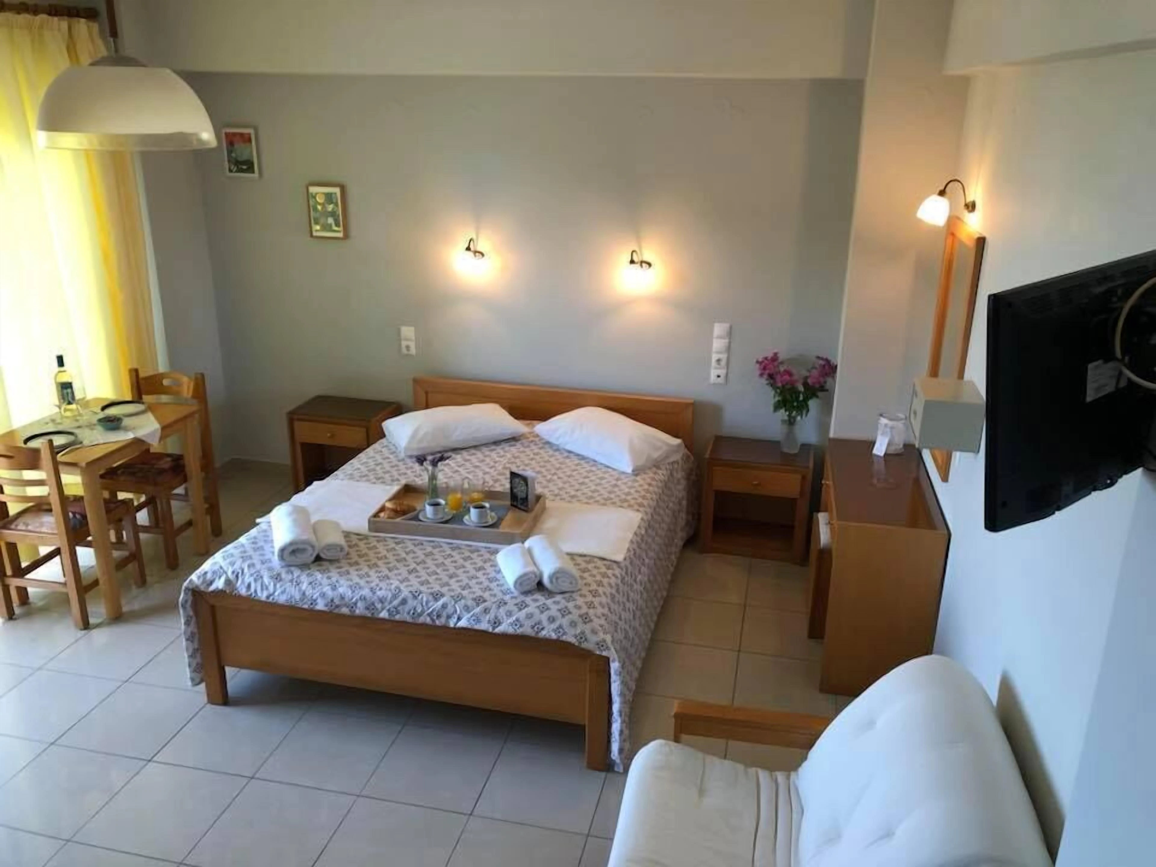 Leonidas Rooms & Studios