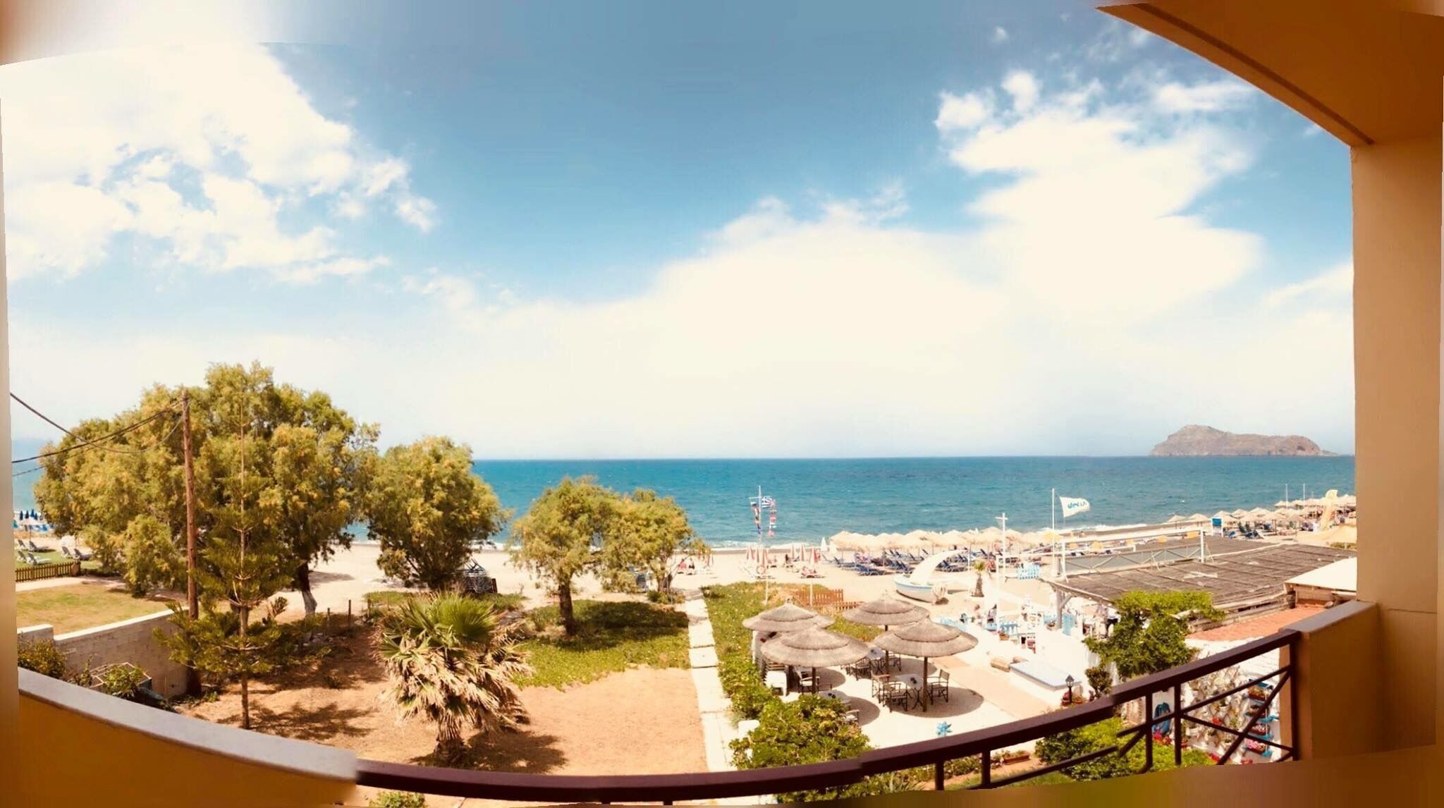 Leonidas Rooms & Studios
