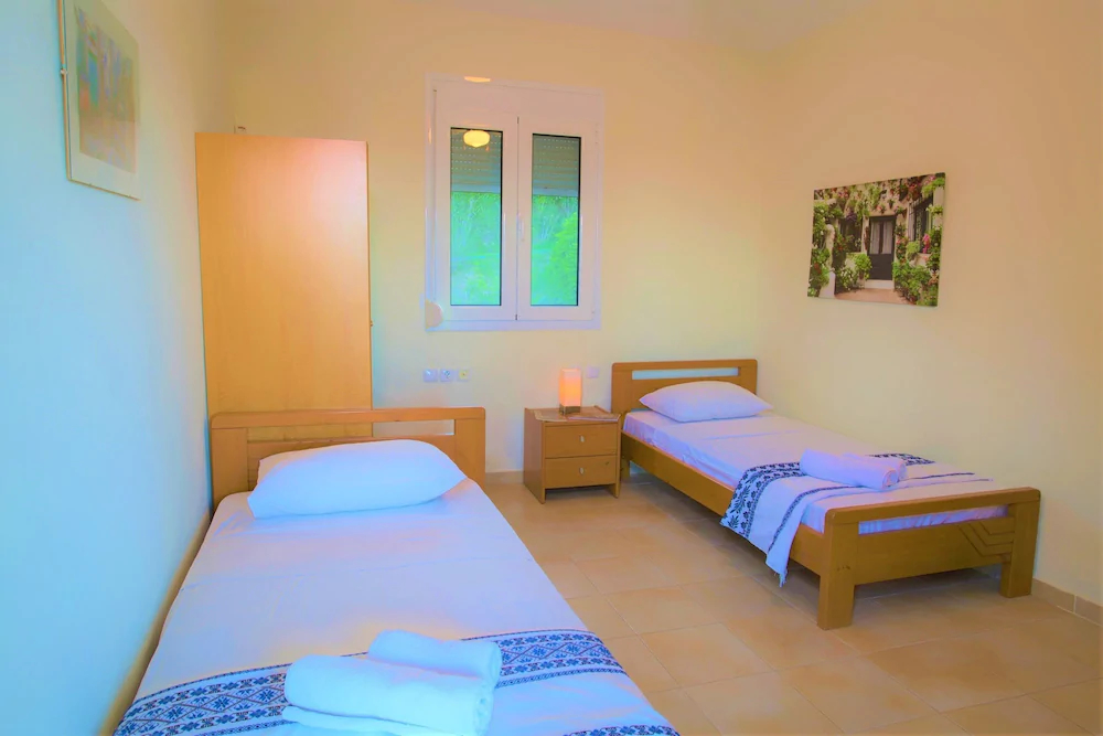 disCrete Villa Maroulas