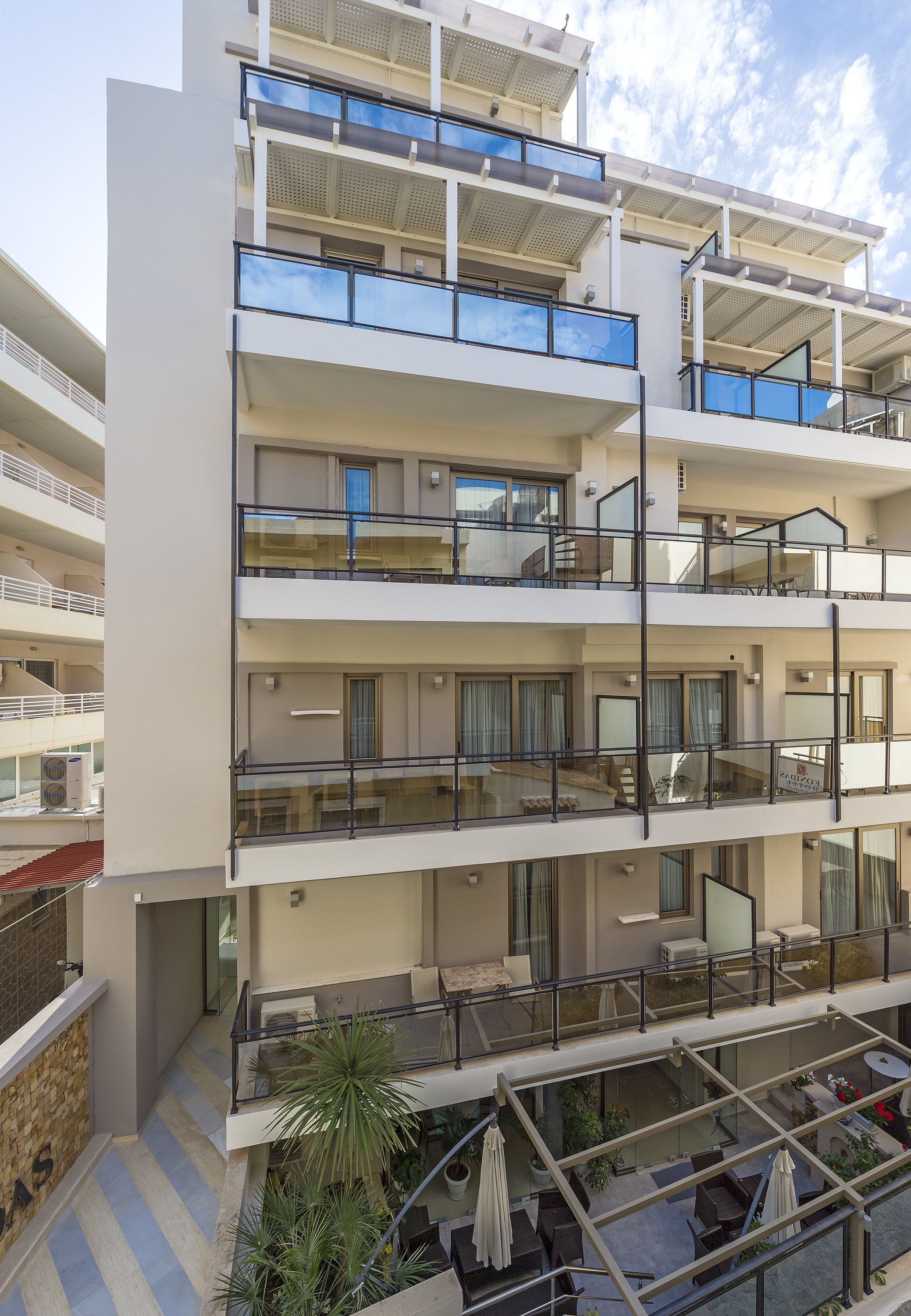 Leonidas Studios & Apartments