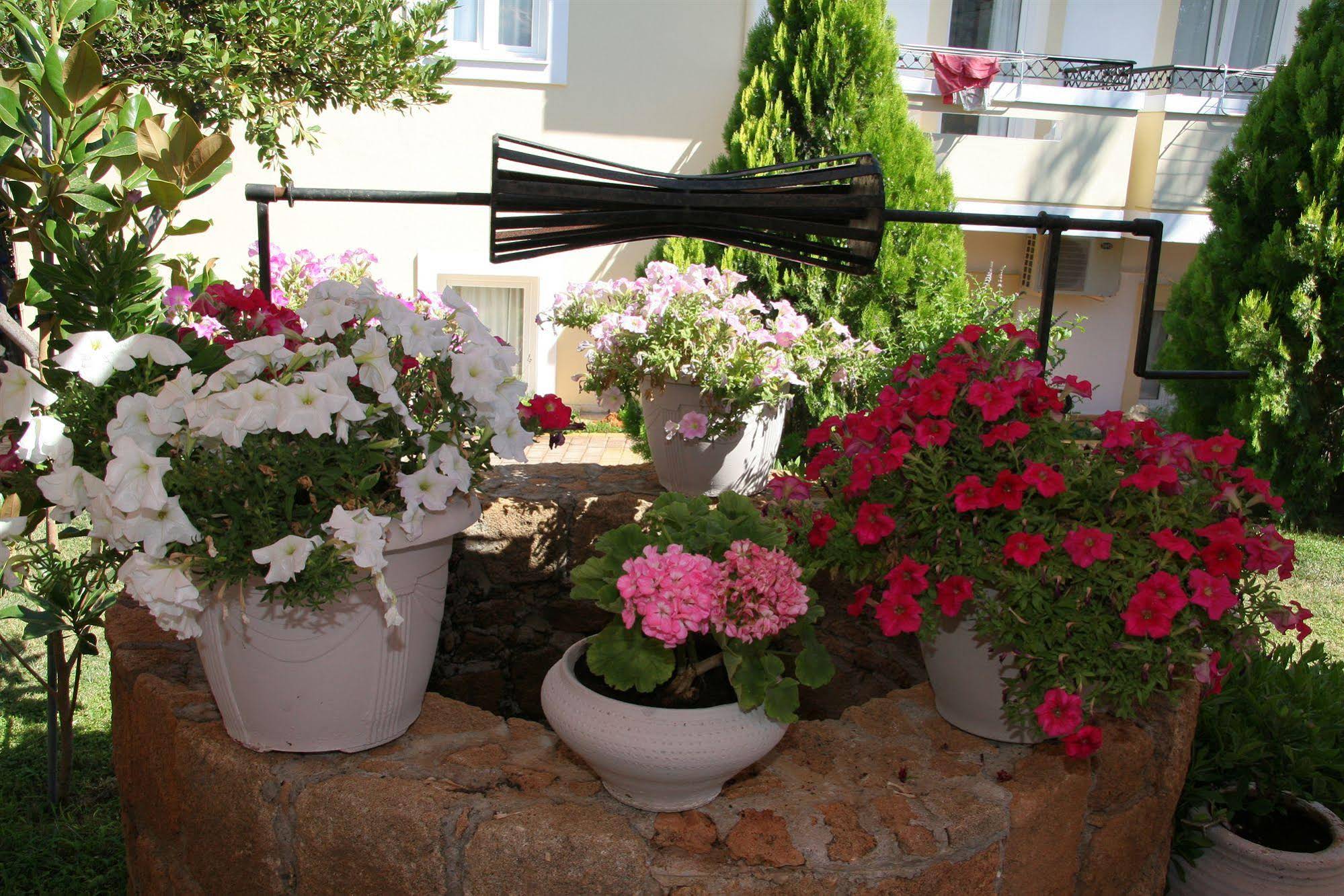 Nikos Apartments