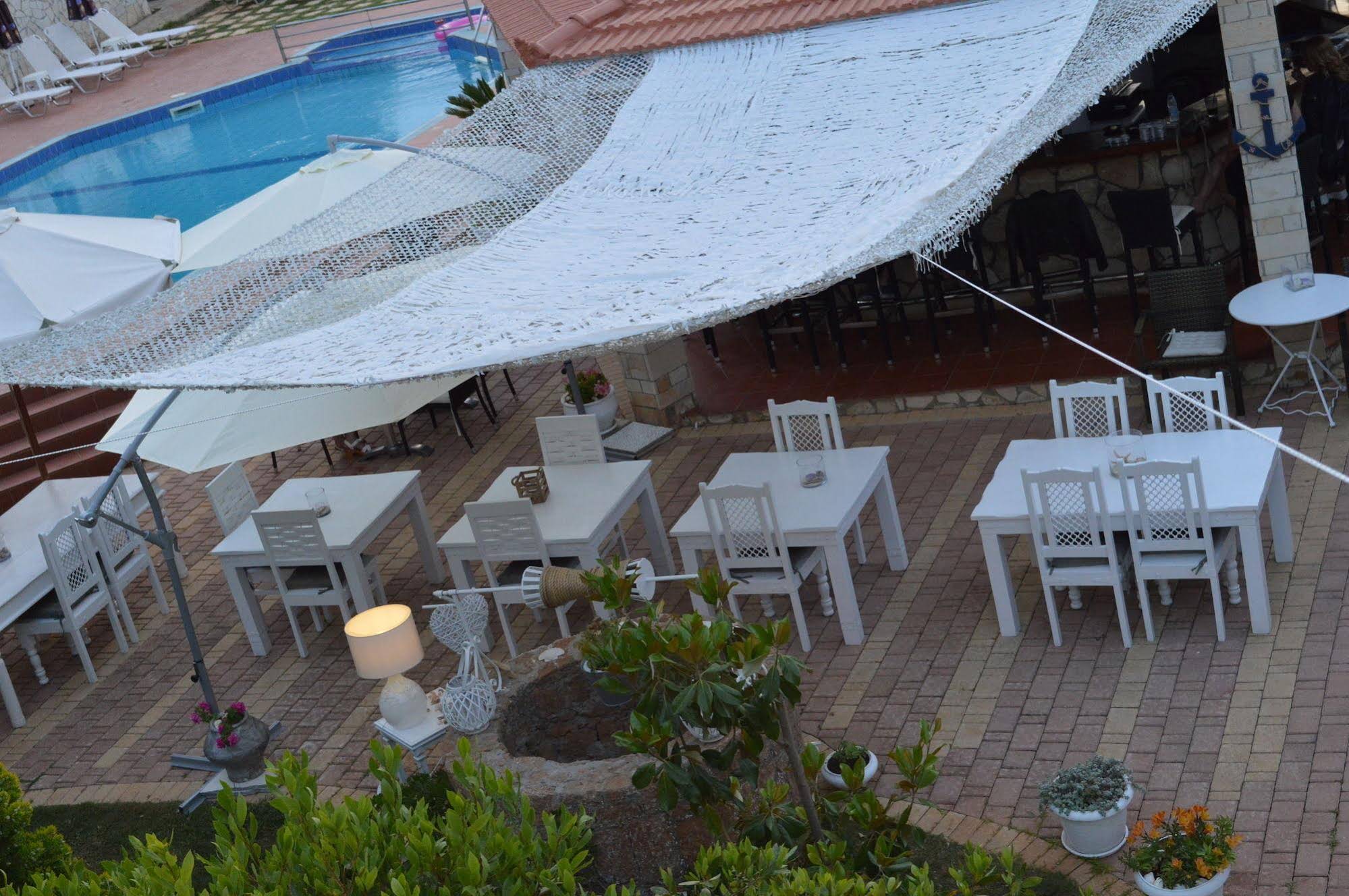 Nikos Apartments