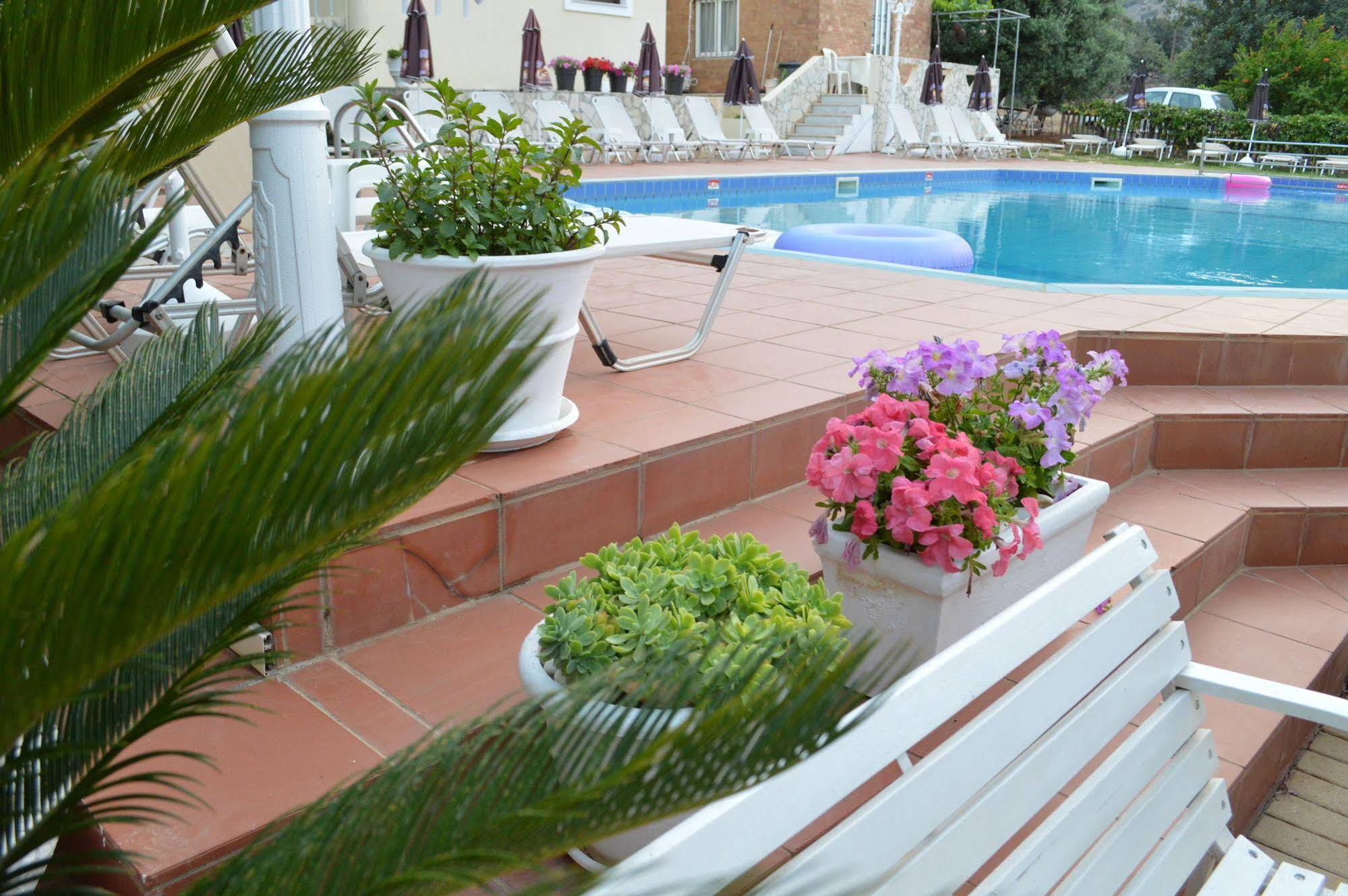 Nikos Apartments