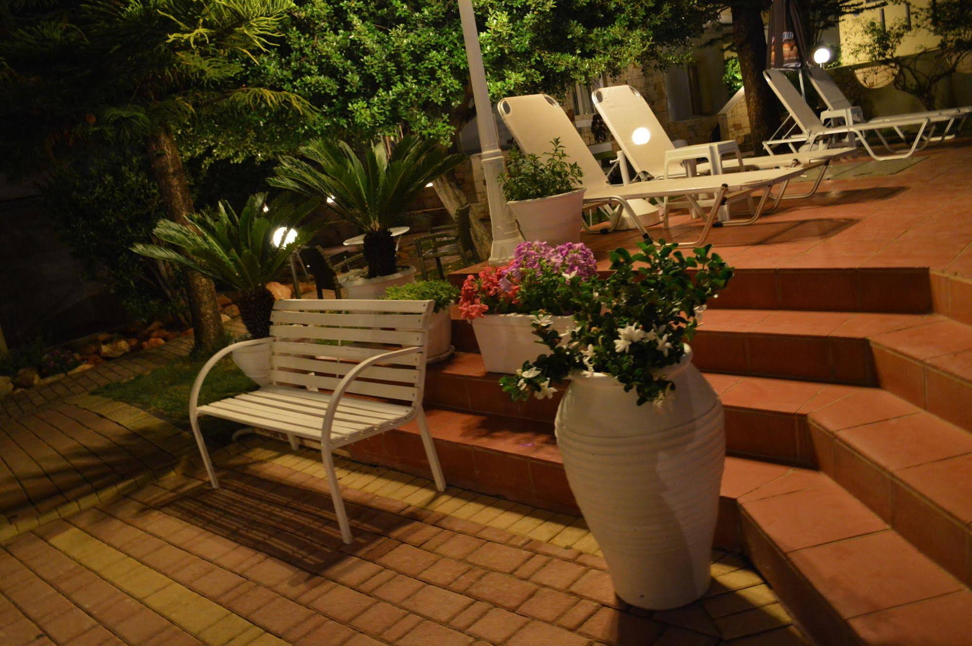 Nikos Apartments