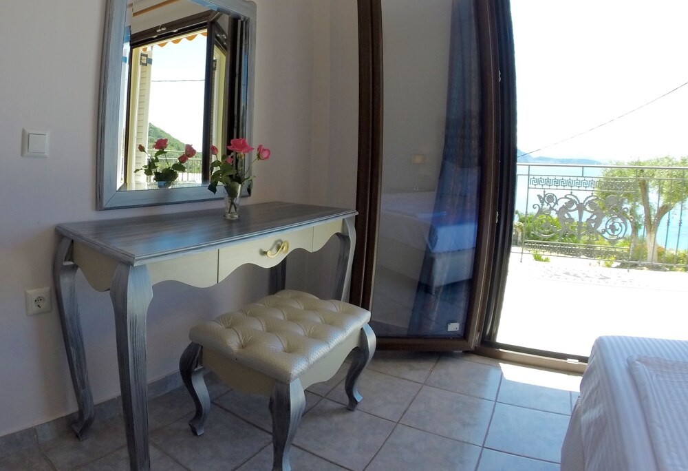 Enjoy Lichnos Bay Village, Camping & Apartments