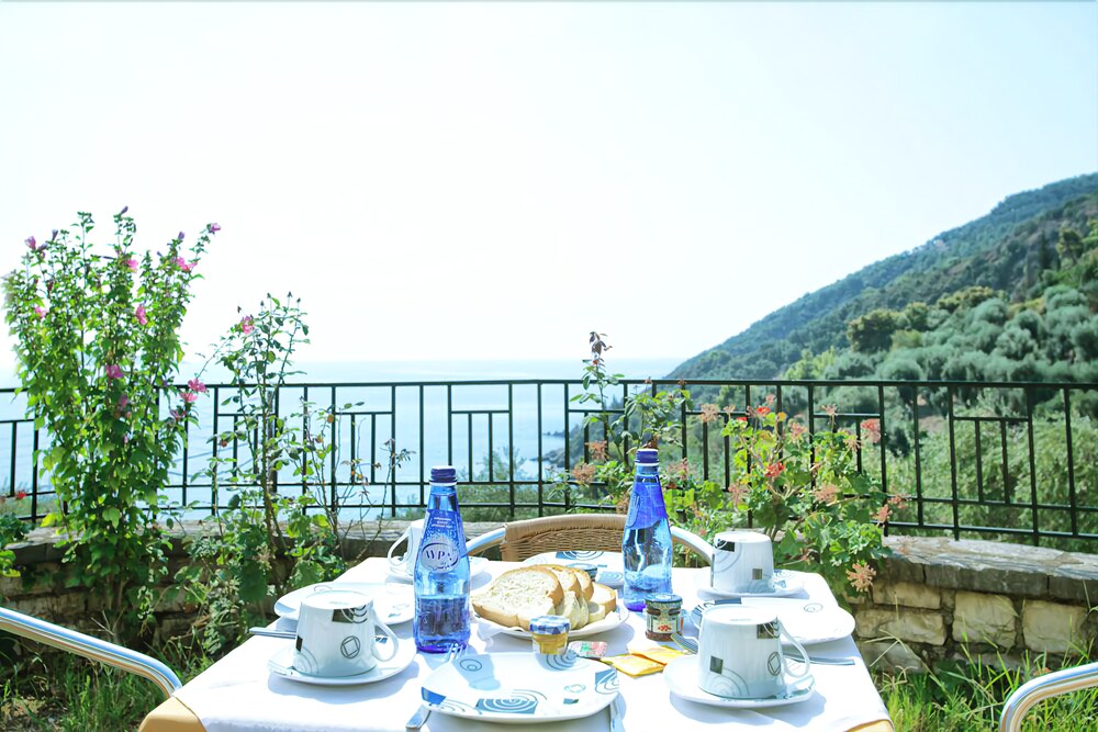 Enjoy Lichnos Bay Village, Camping & Apartments