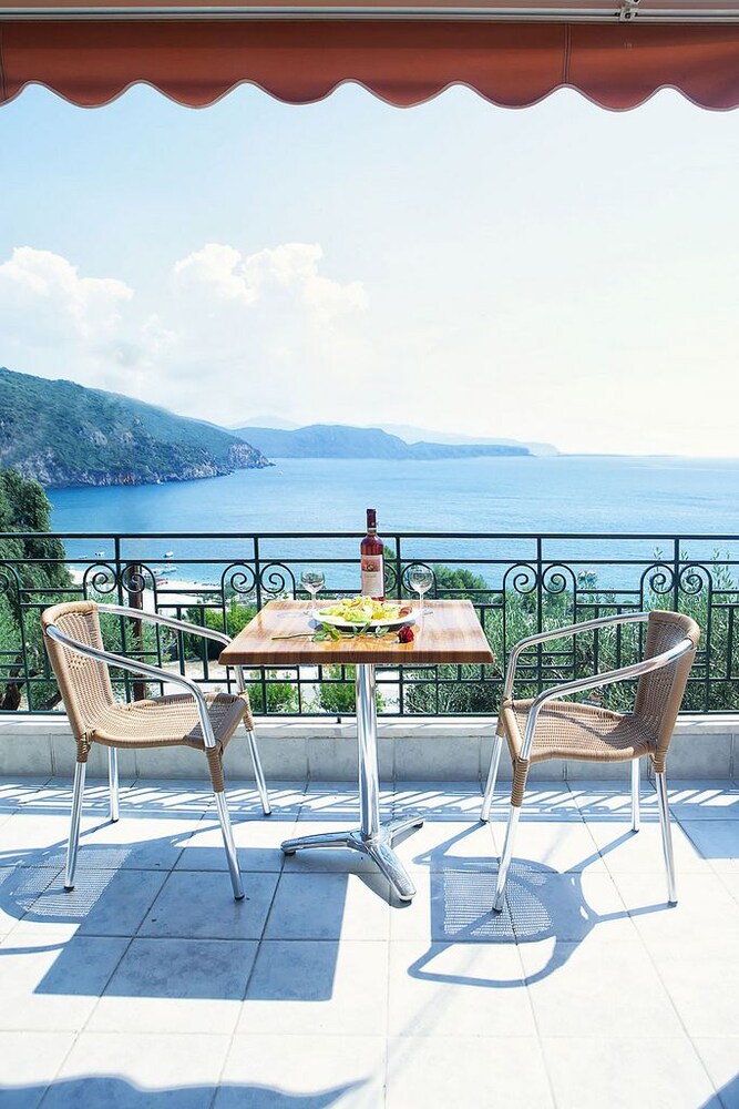 Enjoy Lichnos Bay Village, Camping & Apartments