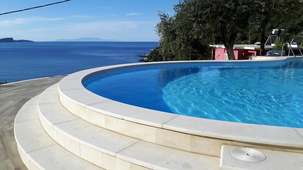 Enjoy Lichnos Bay Village, Camping & Apartments