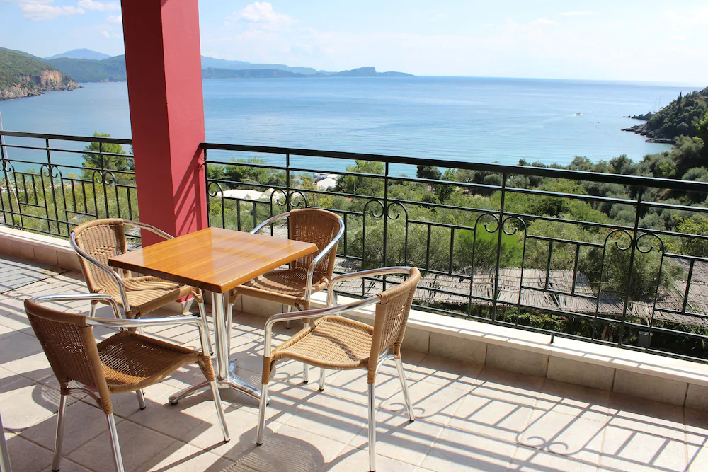 Enjoy Lichnos Bay Village, Camping & Apartments