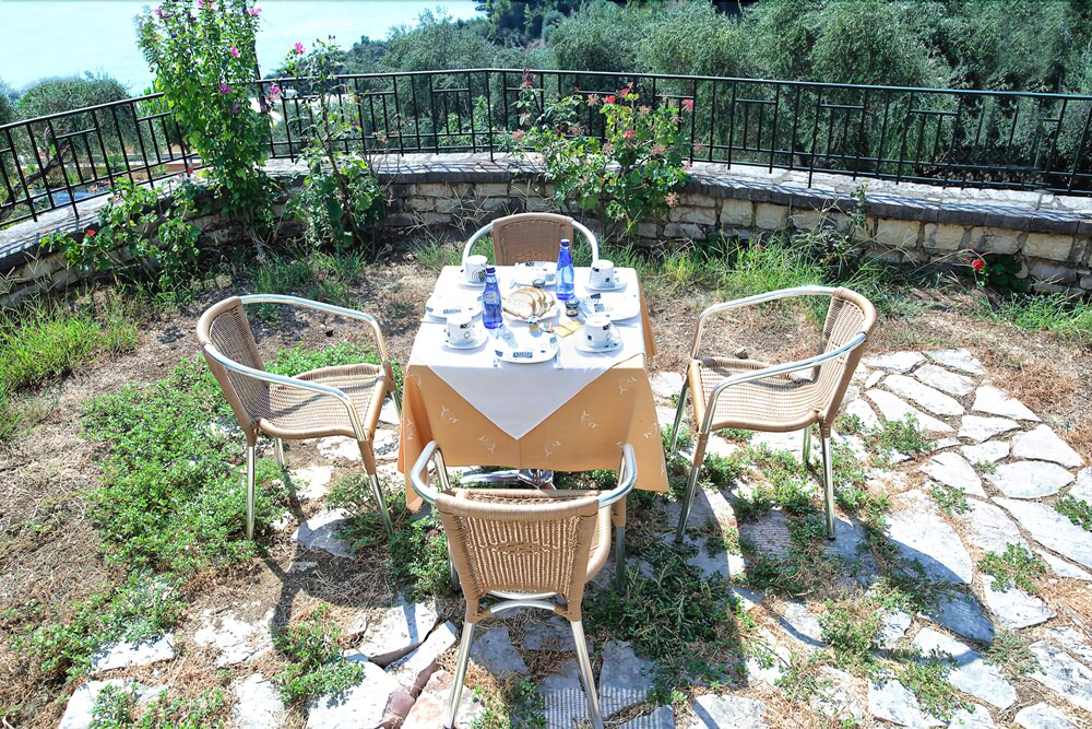 Enjoy Lichnos Bay Village, Camping & Apartments